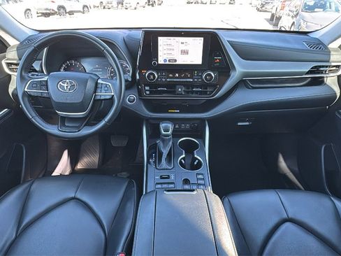 Certified 2024 Toyota Highlander XLE image 28