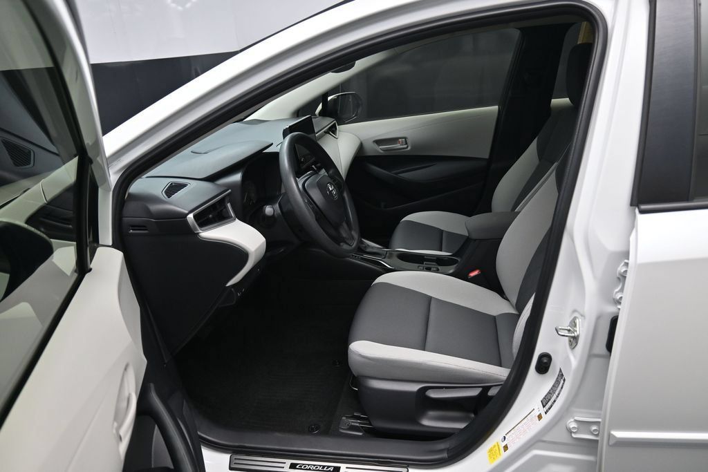 Used 2024 Toyota Corolla LE w/ LE Convenience Package FWD image 9