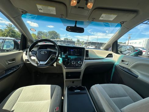 Used 2017 Toyota Sienna LE FWD image 27