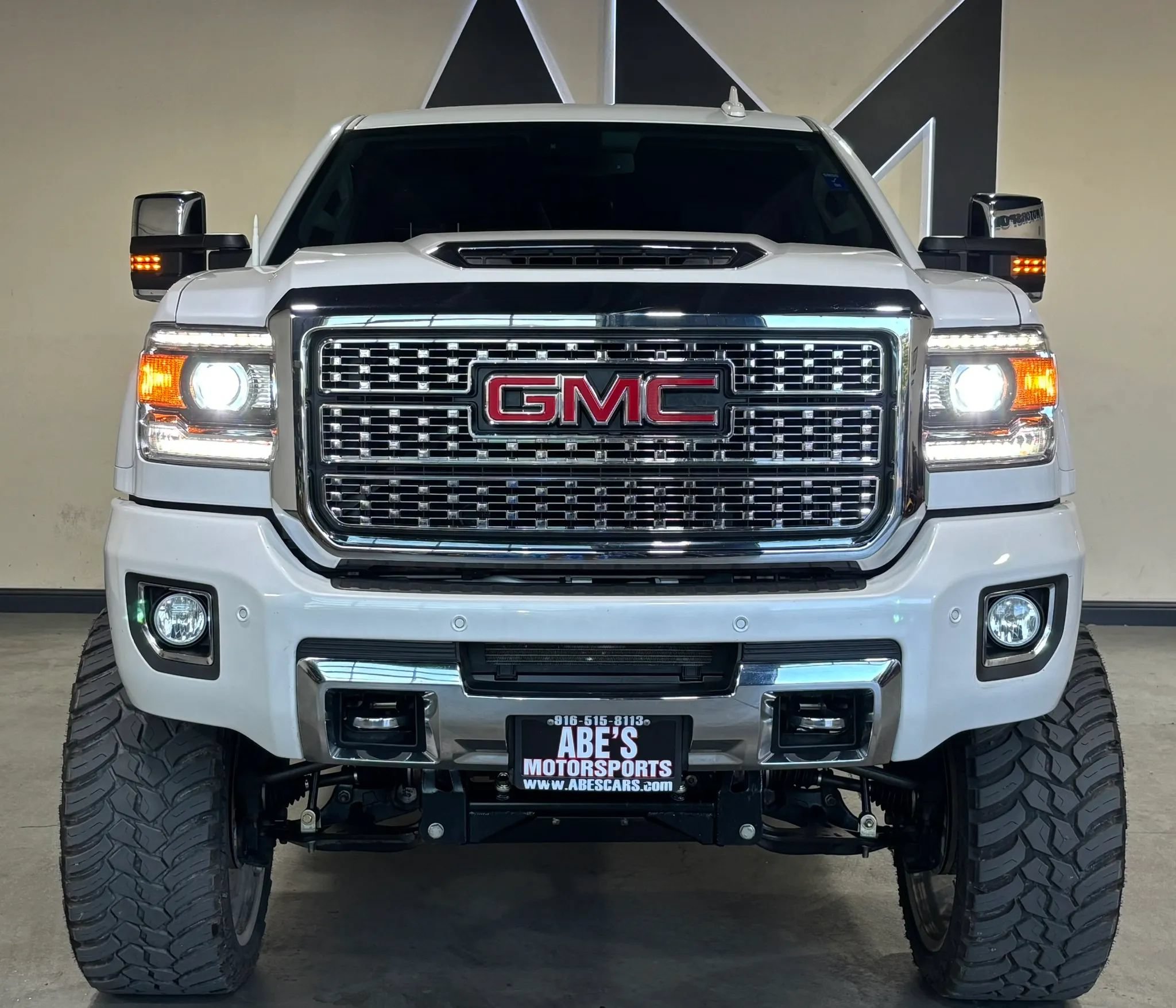 Used 2019 GMC Sierra 2500 Denali w/ Duramax Plus Package AWD/4WD image 2