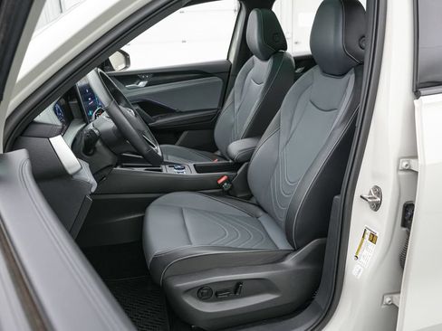 Used 2025 Volkswagen Tiguan SE R-Line AWD/4WD image 13