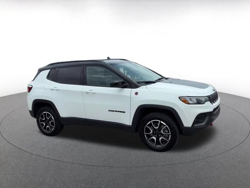 Used 2025 Jeep Compass Trailhawk AWD/4WD image 2