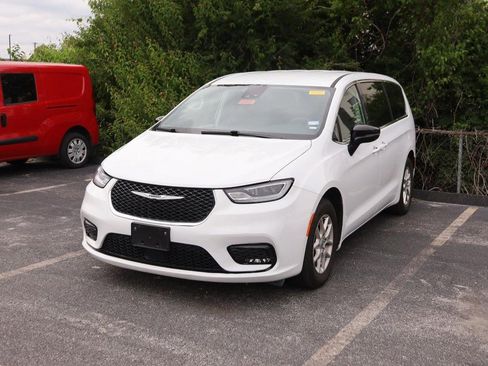 Used 2024 Chrysler Pacifica Touring-L FWD image 4