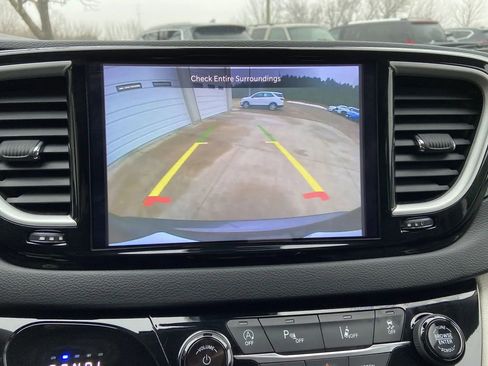 Used 2023 Chrysler Pacifica Touring-L FWD image 19