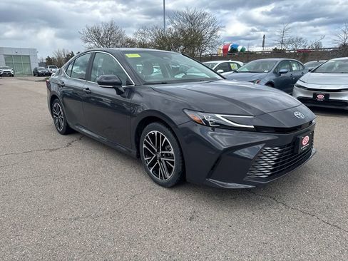 Used 2025 Toyota Camry XLE AWD/4WD image 9
