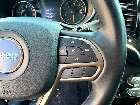 Used 2020 Jeep Cherokee Limited image 29