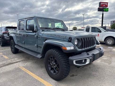 Used 2025 Jeep Gladiator Sport image 3