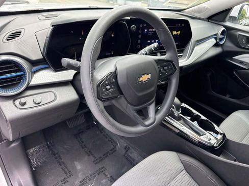 Used 2025 Chevrolet Trax LT FWD image 25