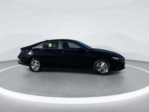 Used 2025 Hyundai Elantra SE image 8