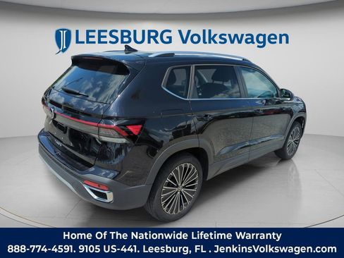 Used 2025 Volkswagen Taos SE FWD image 6