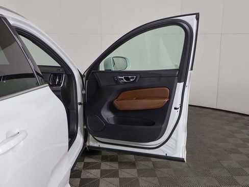 Used 2021 Volvo XC60 T5 Momentum w/ Premium Package image 20