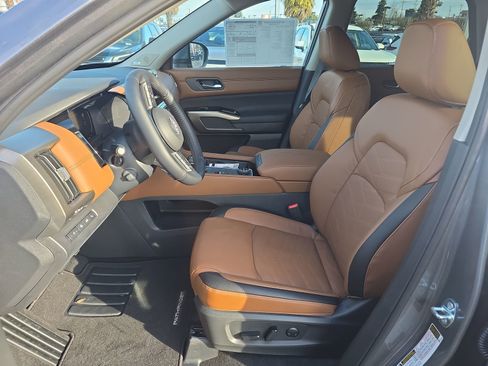 New 2025 Nissan Pathfinder Platinum image 12