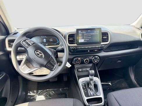Certified 2025 Hyundai Venue SE FWD image 18