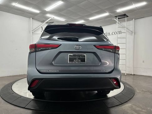 Used 2022 Toyota Highlander XLE AWD/4WD image 6