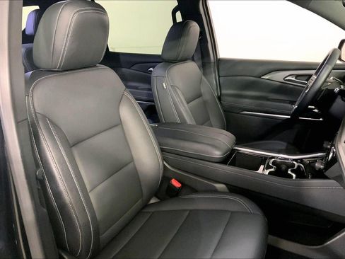 Used 2025 Chevrolet Traverse LT image 7