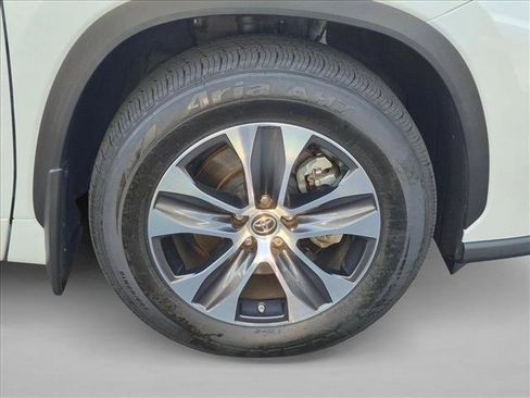Used 2023 Toyota Highlander XLE FWD image 23