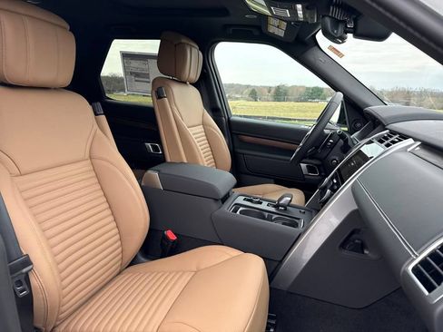Used 2025 Land Rover Discovery Dynamic SE AWD/4WD image 18