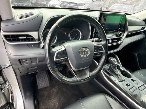 Used 2022 Toyota Highlander XLE image 12