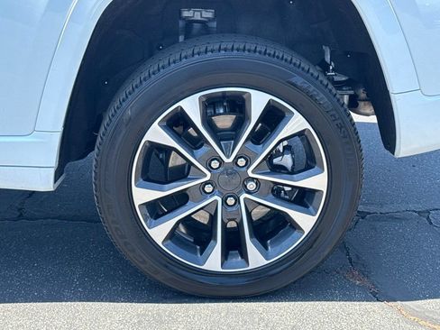 Used 2023 Jeep Grand Cherokee Overland AWD/4WD image 18
