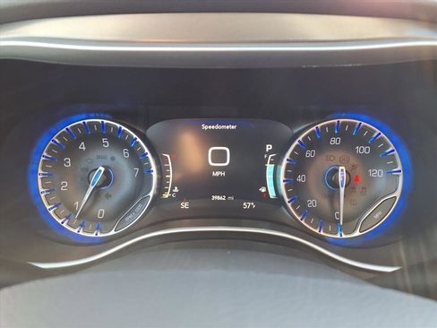 Used 2024 Chrysler Pacifica Touring-L image 21