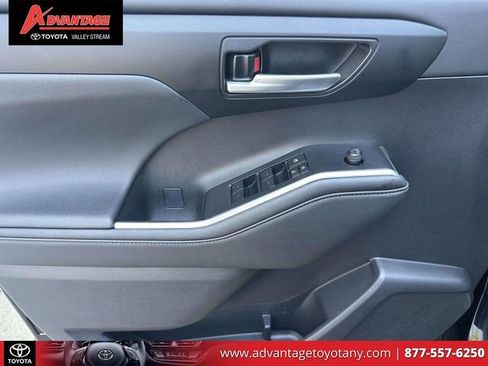 Certified 2024 Toyota Highlander XLE FWD image 22