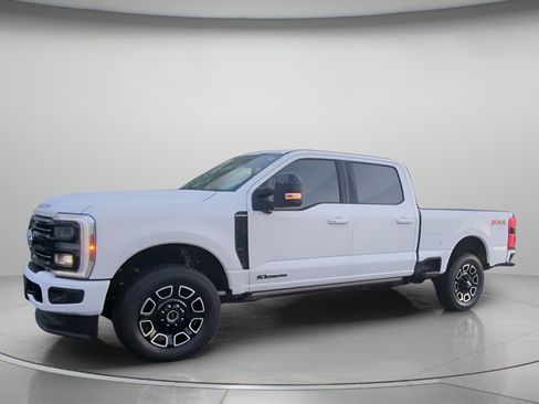 Certified 2025 Ford F250 Platinum w/ FX4 Off-Road Package AWD/4WD image 11