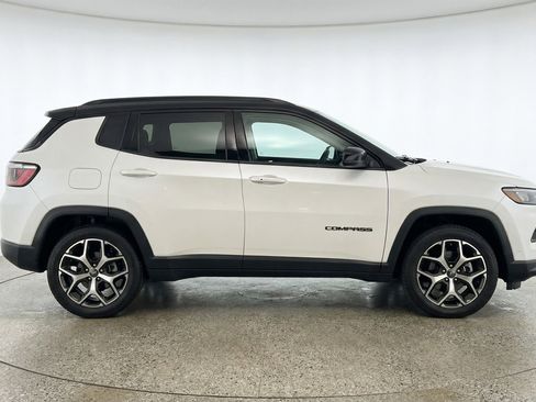 Used 2025 Jeep Compass Limited image 11