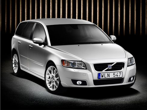 Used 2010 Volvo V50 2.4i FWD image 1
