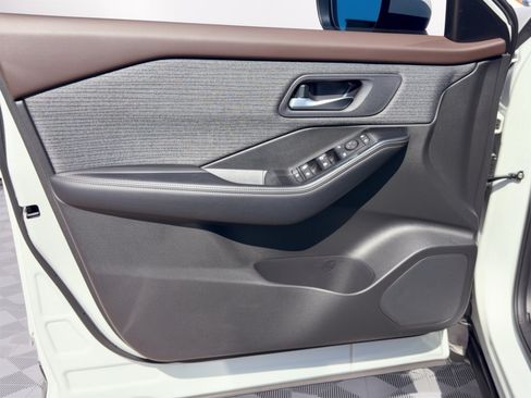 Used 2023 Nissan Rogue SV FWD image 14