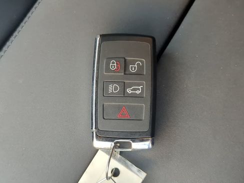 Certified 2026 Land Rover Range Rover Velar Dynamic SE AWD/4WD image 38