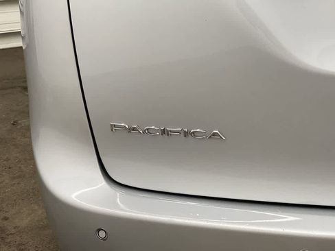 Used 2024 Chrysler Pacifica Touring-L image 11