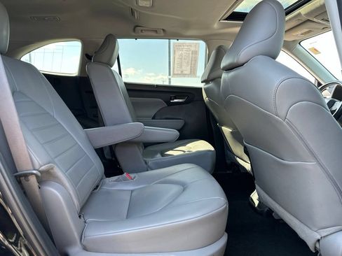 Used 2024 Toyota Highlander XLE FWD image 31