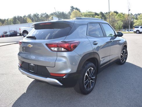 Used 2025 Chevrolet TrailBlazer LT w/ Driver Confidence Package image 9