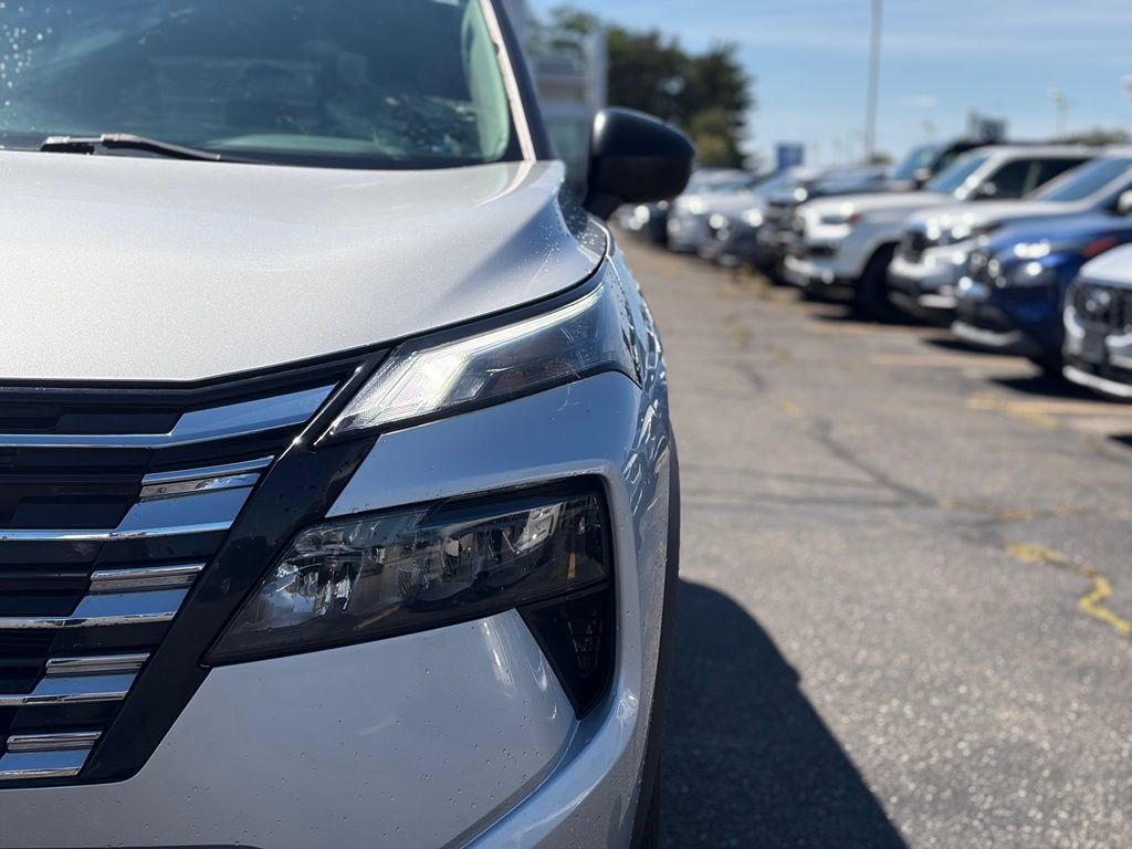 Used 2024 Nissan Rogue S AWD/4WD image 4