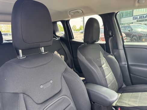 Used 2017 Jeep Renegade Altitude image 9