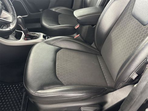 Used 2019 Jeep Compass Latitude w/ Cold Weather Group AWD/4WD image 9