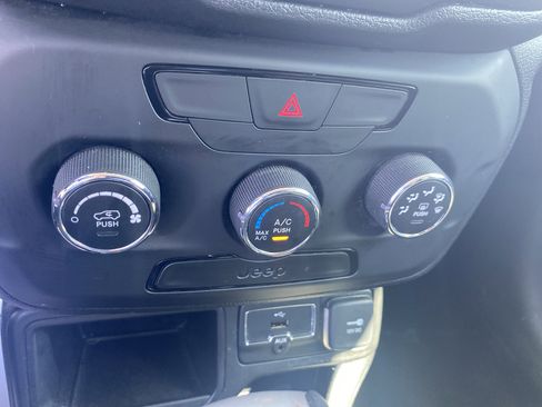 Used 2019 Jeep Renegade Sport FWD image 16