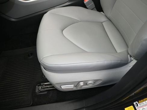 Used 2025 Toyota Highlander XLE FWD image 12