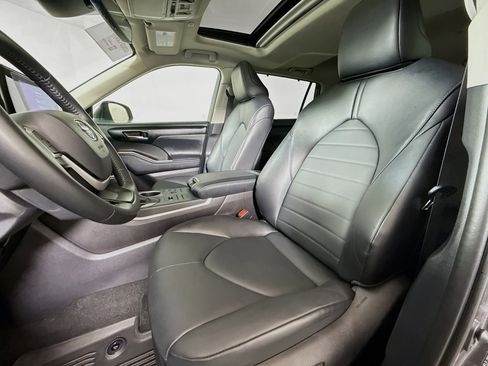 Certified 2025 Toyota Highlander image 11