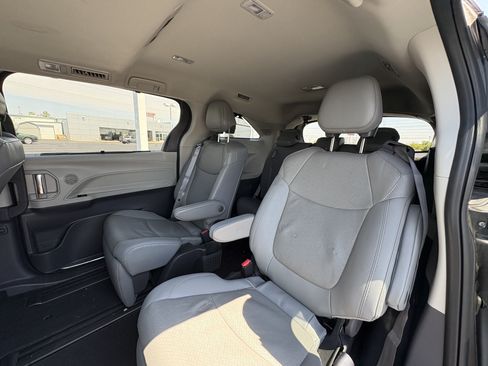 Used 2022 Toyota Sienna Limited FWD image 8