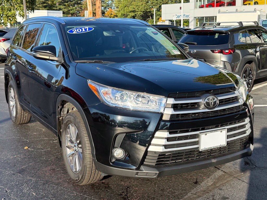Used 2017 Toyota Highlander XLE w/ Carpet Mat Package AWD/4WD image 12