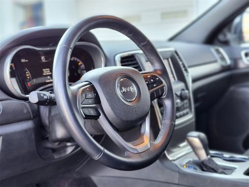 Used 2018 Jeep Grand Cherokee Laredo image 17