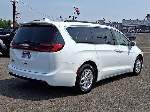 Used 2022 Chrysler Pacifica Touring-L image 5