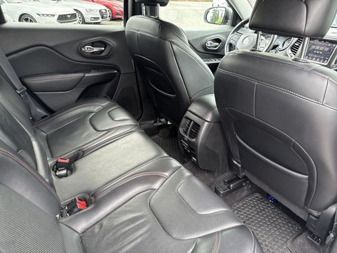 Used 2019 Jeep Cherokee Trailhawk AWD/4WD image 13