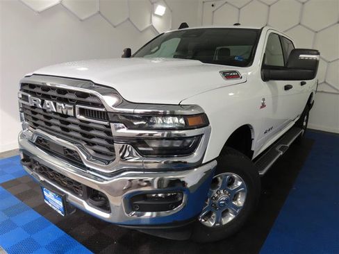 Used 2025 RAM 2500 Big Horn AWD/4WD image 4