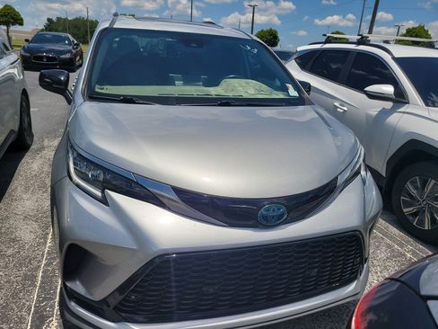 Used 2023 Toyota Sienna XSE FWD image 2