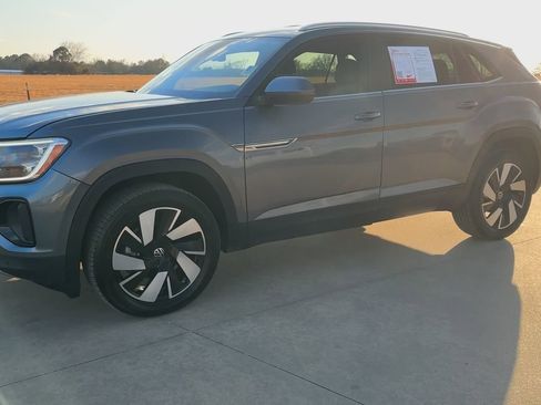 Used 2025 Volkswagen Atlas Cross Sport SE image 5