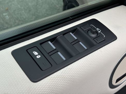 Used 2023 Land Rover Discovery S R-Dynamic image 16