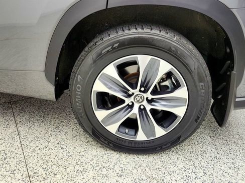 Used 2024 Toyota Highlander XLE AWD/4WD image 9