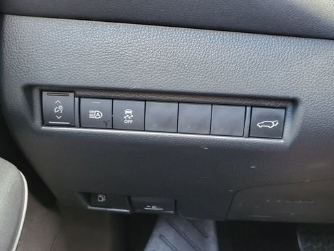 Used 2024 Toyota Venza LE AWD/4WD image 12